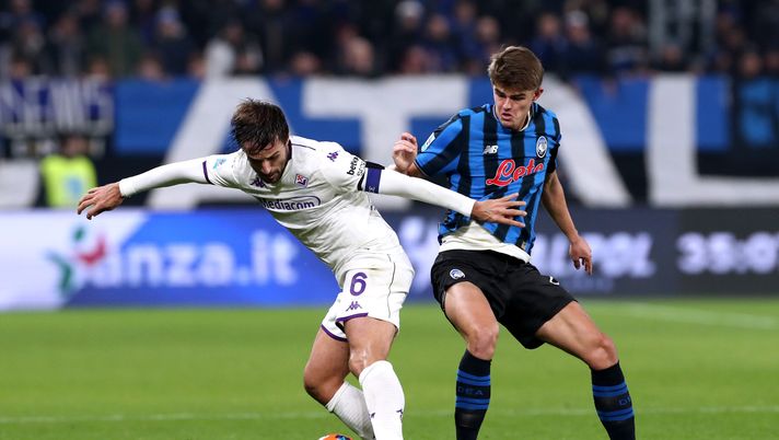 BERGAMO, ITALY - NOVEMBER 30: Luca Ranieri of Fiorentina is challenged by Charles De Ketelaere of Atalanta BC during the Serie A match between Atalanta BC and ACF Fiorentina at Gewiss Stadium on November 30, 2025 in Bergamo, Italy. (Photo by Marco Luzzani/Getty Images) Fiorentina-Atalanta, c’è la data. Ecco quando si gioca l’ultima stagionale - immagine 1