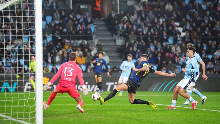 VIGO, SPAIN - JANUARY 22: Olivier Giroud of LOSC Lille misses a chance whilst under pressure from Ionut Andrei Radu of Celta Vigo during the UEFA Europa League 2025/26 League Phase MD7 match between Real Club Celta and LOSC Lille at Estadio Balaidos on January 22, 2026 in Vigo, Spain. (Photo by Jose Manuel Alvarez Rey/Getty Images) Lille-Strasburgo: Diretta live e streaming gratis del match - immagine 1