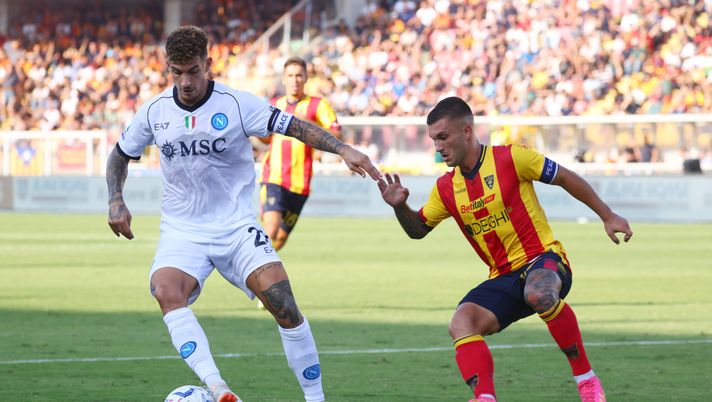 LECCE, ITALY - SEPTEMBER 30: Gabriel Strefezza of Lecce competes for the ball with Giovanni Di Lorenzo of Napoli during the Serie A TIM match between US Lecce and SSC Napoli at Stadio Via del Mare on September 30, 2023 in Lecce, Italy. (Photo by Maurizio Lagana/Getty Images) Napoli-Lecce domenica, giocatori poco entusiasti: volevano finire il prima possibile - immagine 1