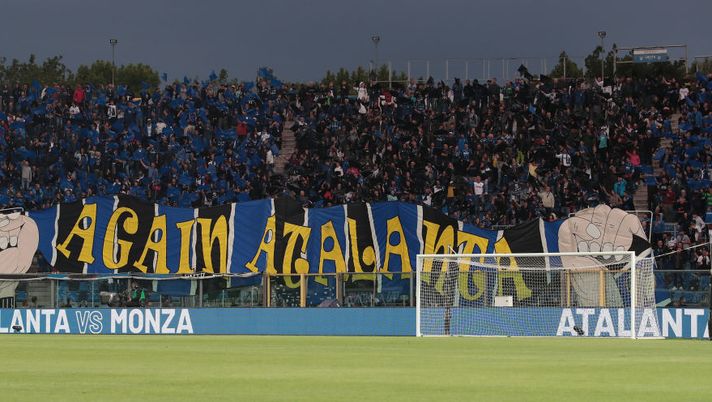 BERGAMO, ITALY - JUNE 04: Atalanta BC fans show their support during the Serie A match between Atalanta BC and AC Monza at Gewiss Stadium on June 04, 2023 in Bergamo, Italy. (Photo by Emilio Andreoli/Getty Images) Atalanta, ultras in fila di notte davanti lo stadio per rinnovare abbonamento - immagine 1