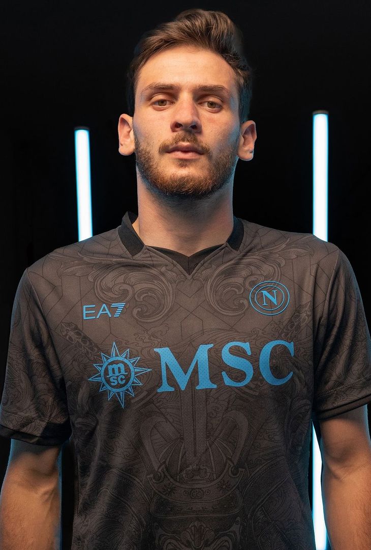 GALLERY La terza maglia del Napoli è disponibile negli store ufficiali - immagine 3