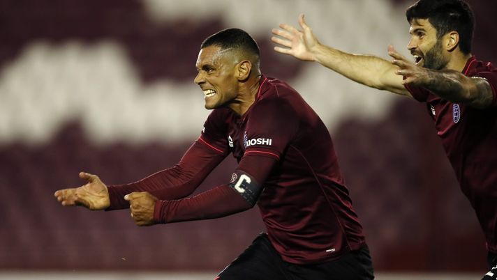 LANUS, ARGENTINA - OCTOBER 28: José Sand of Lanus celebrates after scoring the second goal of his team during a second round match of Copa CONMEBOL Sudamericana 2020 between Lanus and Sao Paulo at Estadio Ciudad de Lanus (La Fortaleza) on October 28, 2020 in Lanus, Argentina. (Photo by Natacha Pisarenko-Pool/Getty Images) Lanús, il goleador José Sand si ritira: ecco quale sarà il suo nuovo ruolo - immagine 1