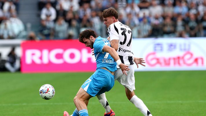 TURIN, ITALY - SEPTEMBER 21: Khvicha Kvaratskhelia of Napoli is challenged by Nicolo Savona of Juventus during the Serie A match between Juventus and Napoli at Allianz Stadium on September 21, 2024 in Turin, Italy. (Photo by Marco Luzzani/Getty Images) Kvara parte ispirato ma si scioglie con il passare dei minuti: le pagelle - immagine 1