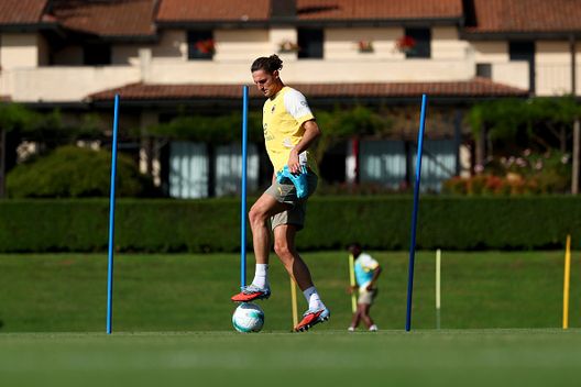Gli esercizi di Adrien Rabiot (Photo by Giuseppe Cottini/AC Milan via Getty Images) Milanello