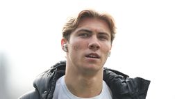 Hojlund è un caso al Manchester United: arriva infortunato e i tifosi insorgono