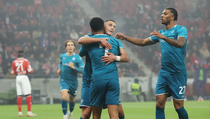MAINZ, GERMANY - NOVEMBER 06: Simon Sohm of Fiorentina celebrates with teammates after scoring his team's first goal during the UEFA Conference League 2025/26 League Phase MD3 match between 1. FSV Mainz 05 and ACF Fiorentina at Mainz Arena on November 06, 2025 in Mainz, Germany. (Photo by Alex Grimm/Getty Images) Conference League, Mainz-Fiorentina 2-1: la viola non sa più vincere - immagine 1