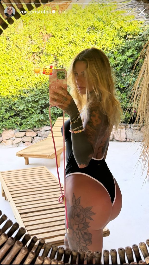 Zoe Cristofoli, lato B spettacolare. Lady Hernandez incanta in costume: scatto sensuale- immagine 2