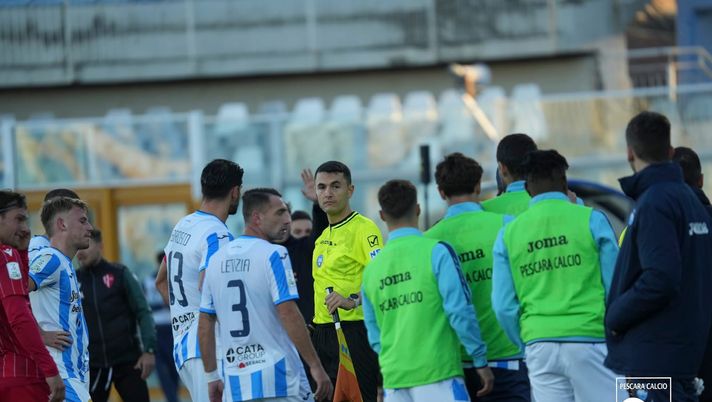 Il momento concitato di Pescara-Padova, gol annullato Pescara-Padova, Sebastiani minaccia: “Irregolarità nel VAR? Valuteremo con i legali” - immagine 1