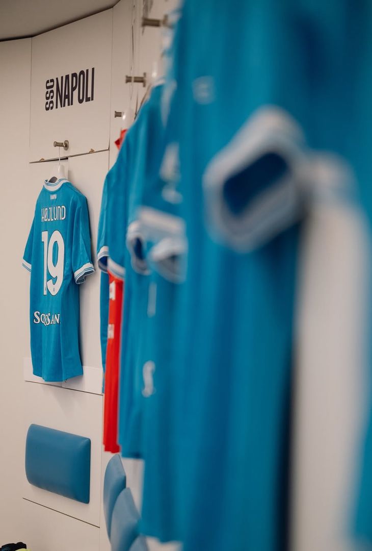 Sale l'attesa per il fischio d'inizio, fissato per le 18:30 odierne, di Napoli-Hellas Verona, gara valevole per la 19ª giornata del campionato 2025/26 di Serie A. Per l'occasione, la squadra di Antonio Conte, come dimostra il seguente post pubblicato dalla società partenopea sul proprio account Instagram, scenderà in campo con indosso la maglia azzurra. Spunta, inoltre, un indizio per l'undici titolare ospite: tra le foto compare la maglia di Mathias Olivera. È probabile, dunque, che a scendere in campo stasera come quarto di centrocampo a sinistra sia l'uruguaiano (a discapito di Miguel Gutierrez).