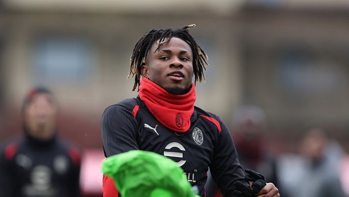 CAIRATE, ITALY - DECEMBER 22: Samuel Chukwueze of AC Milan in action during a AC Milan training session at Milanello on December 22, 2024 in Cairate, Italy. (Photo by Claudio Villa/AC Milan via Getty Images)  Le verifiche della settimana: Pulisic per la Champions e Chukwueze per il Parma - immagine 1