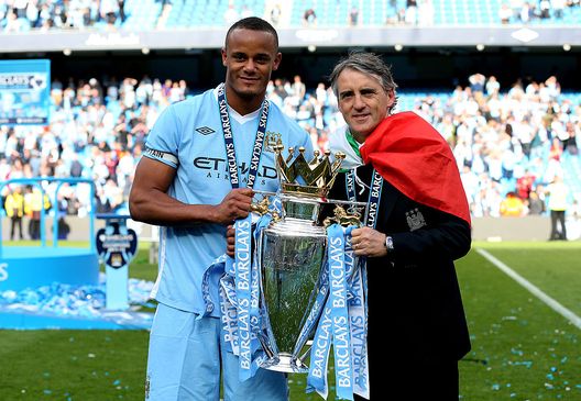 Roberto Mancini con Vincent Kompany dopo la vittoria della Premier League (foto di Alex Livesey/Getty Images) Manchester City United