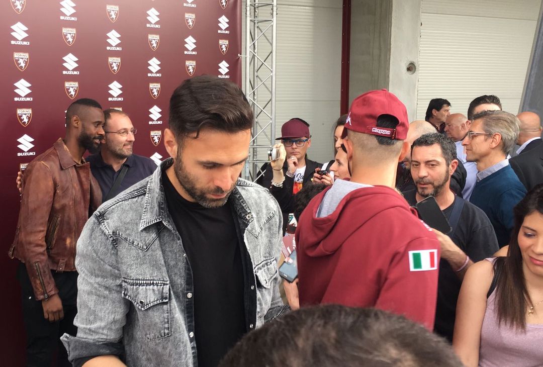 Fotogallery – Toro, entusiasmo al Fila per Mazzarri, Sirigu e Nkoulou- immagine 1