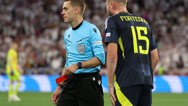 MUNICH, GERMANY - JUNE 14: Referee Clement Turpin shows a red card to Ryan Porteous of Scotland after a foul on Ilkay Guendogan of Germany (not pictured) following a VAR review and subsequent penalty during the UEFA EURO 2024 group stage match between Germany and Scotland at Munich Football Arena on June 14, 2024 in Munich, Germany. (Photo by Alexander Hassenstein/Getty Images) Mercato Udinese | Debutto choc per Porteous: è in lizza per il post Perez - immagine 1