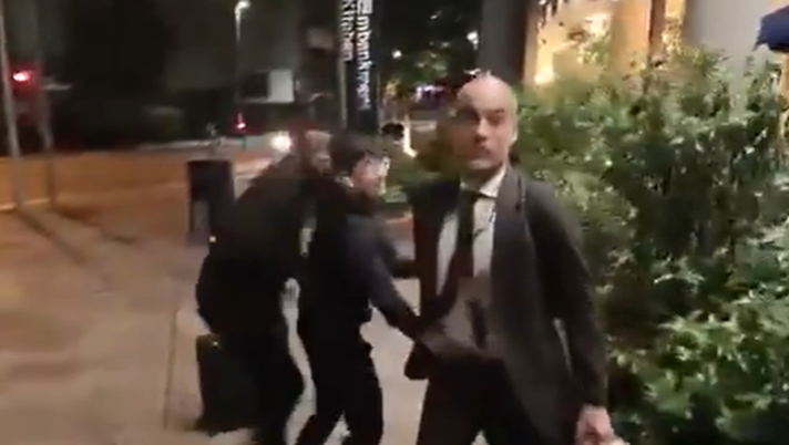 VIDEO Guardiola perde la testa, un tifoso lo provoca e poi tenta di aggredirlo - immagine 1