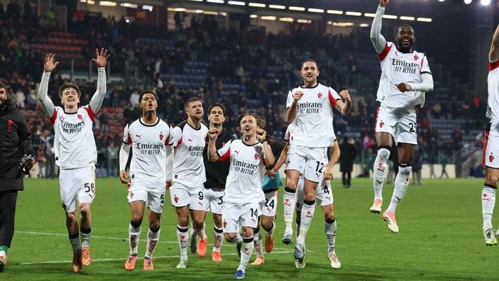 Cagliari-Milan (la squadra dopo il fischio finale sotto il settore ospiti) | AC Milan News (Foto Getty Images) Milan, Sabatini: 'A Cagliari nessuna difficoltà per il Diavolo. Su Fullkrug...'