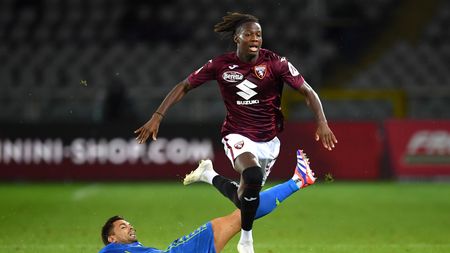 TURIN, ITALY - SEPTEMBER 24: Alberto Grassi of Empoli attempts to tackle Alieu Eybi Njie of Torino during the Coppa Italia match between Torino FC and Empoli FC at Olimpico Stadium on September 24, 2024 in Turin, Italy. (Photo by Valerio Pennicino/Getty Images)