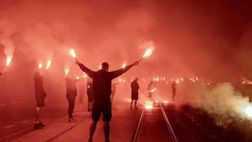 Vie e piazze di Sofia monopolizzate dagli ultras: quanti fuochi per il compleanno del Levski!