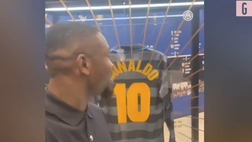Inter, Thuram si emoziona con la maglia di Ronaldo | VIDEO