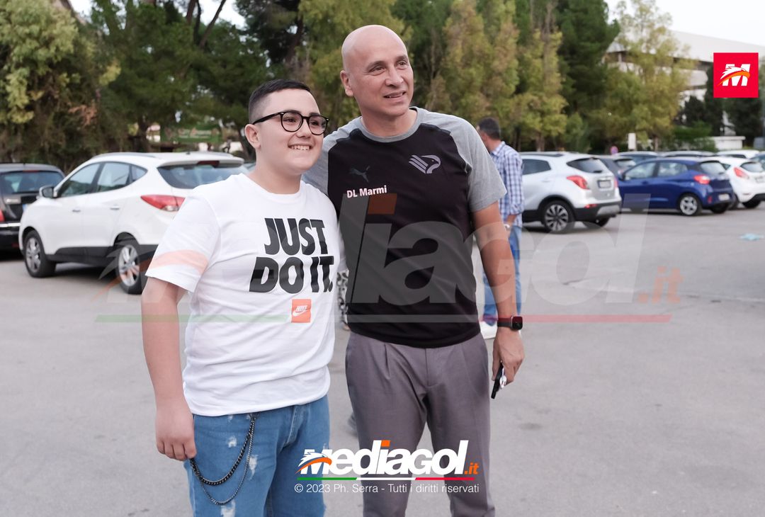 FOTO PALERMO: i giocatori rosanero scattano selfie con i tifosi (GALLERY) - immagine 9
