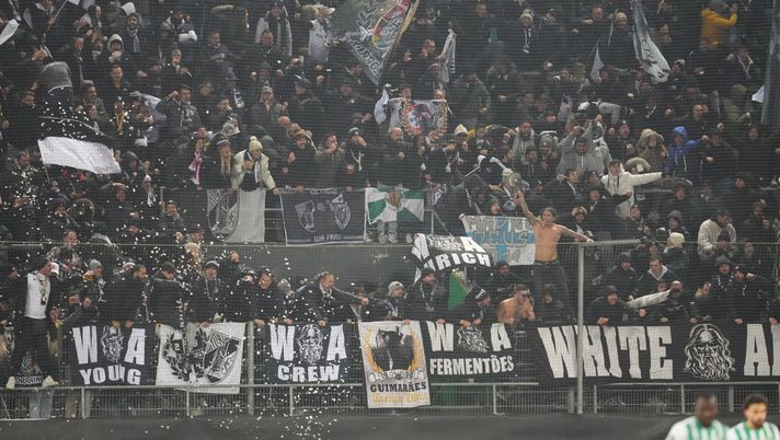 ST GALLEN, SWITZERLAND - DECEMBER 12: Fans of Vitoria SC reacts after a goal during the UEFA Conference League 2024/25 League Phase MD5 match between FC St. Gallen 1879 and Vitoria SC at Kybunpark on December 12, 2024 in St Gallen, Switzerland. (Photo by Carsten Harz/Getty Images) Dal Portogallo: “Vitória gioca benissimo e a viso aperto, partita spettacolare” - immagine 1