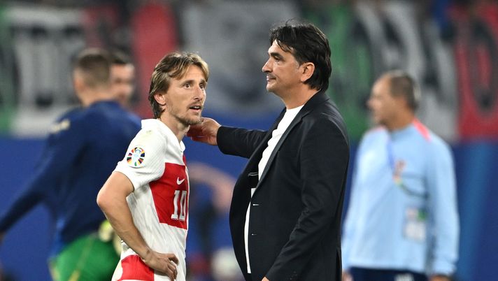 LEIPZIG, GERMANY - JUNE 24: Zlatko Dalic, Head Coach of Croatia, consoles Luka Modric of Croatia at full-time following the team's draw in the UEFA EURO 2024 group stage match between Croatia and Italy at Football Stadium Leipzig on June 24, 2024 in Leipzig, Germany. (Photo by Dan Mullan/Getty Images) Dalic Ct Croazia consola Modric