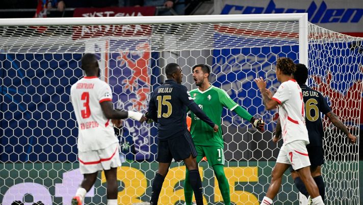 LEIPZIG, GERMANY - OCTOBER 2: Pierre Kalulu, Mattia Perin of Juventus during the UEFA Champions League 2024/25 League Phase MD2 match between RB Leipzig and Juventus at Leipzig Stadium on October 2, 2024 in Leipzig, Germany. (Photo by Daniele Badolato - Juventus FC/Juventus FC via Getty Images) Signora da dieci - immagine 1