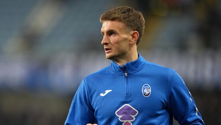 BRUGES, BELGIUM - FEBRUARY 12: Stefan Posch #5 of Atalanta looks on during warmups ahead of the UEFA Champions League 2024/25 League Knockout Play-off first leg match between Club Brugge KV and Atalanta BC at Jan Breydel Stadium on February 12, 2025 in Bruges, Belgium. (Photo by Alex Bierens de Haan/Getty Images) Toloi, Posch e Kossounou: chi può rientrare contro il Bologna e chi no nell’Atalanta - immagine 1