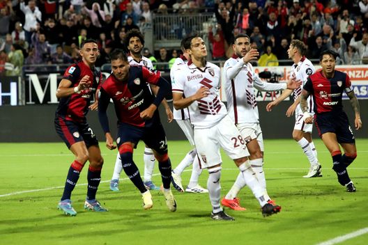 CAGLIARI, ITALY - OCTOBER 20: Josè Palomino of Cagliari scores his goal 2-2 during the Serie A match between Cagliari and Torino at Sardegna Arena on October 20, 2024 in Cagliari, Italy. (Photo by Enrico Locci/Getty Images)