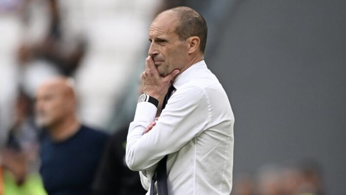 TURIN, ITALY - MAY 12: Head coach of Juventus Massimiliano Allegri looks on during the Serie A TIM match between Juventus and US Salernitana at Allianz Stadium on May 12, 2024 in Turin, Italy. (Photo by Daniele Badolato - Juventus FC/Juventus FC via Getty Images) Agente Allegri: “Non c’è niente di caldo ma è senza panchina da 3 minuti…” - immagine 1