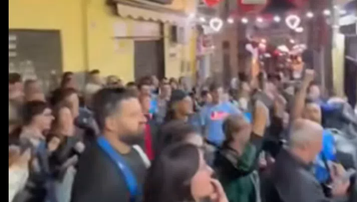 VIDEO I tifosi esplodono al 2-2 della Lazio: le immagini dai Quartieri Spagnoli - immagine 1