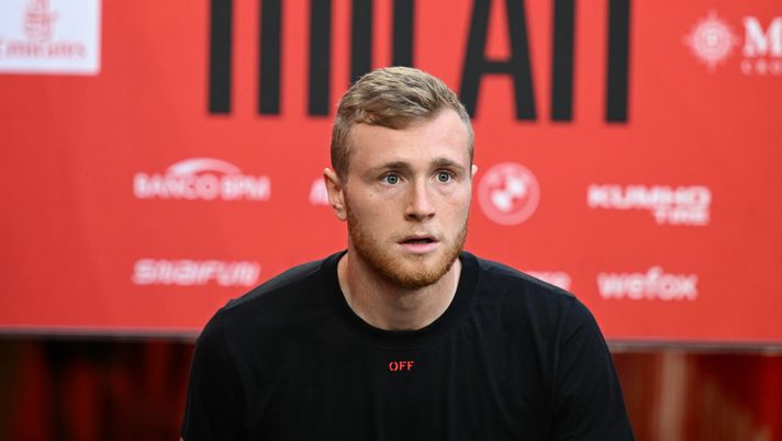 MILAN, ITALY - MAY 25: Tommaso Pobega of AC Milan arrives before the Serie A TIM match between AC Milan and US Salernitana at Stadio Giuseppe Meazza on May 25, 2024 in Milan, Italy. (Photo by Claudio Villa/AC Milan via Getty Images) Pobega e Brescianini due piste per la Fiorentina, ma non sono le principali - immagine 1