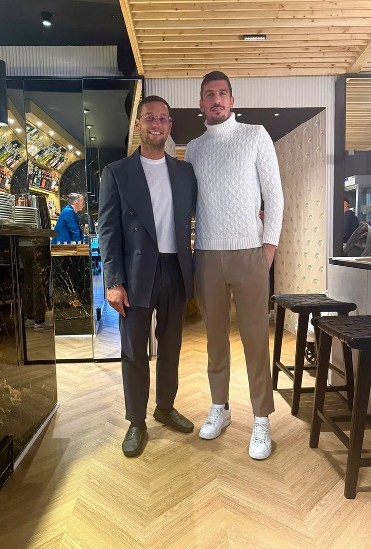 I giocatori azzurri e Conte beccati in giro per la città: la FOTOGALLERY - immagine 6