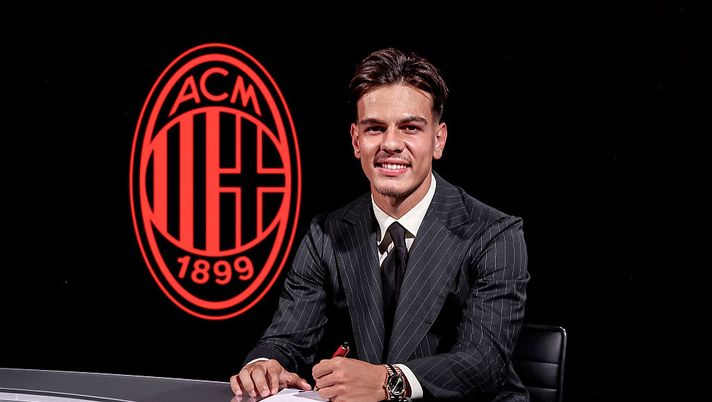 MILAN, ITALY - AUGUST 06: (EDITOR’S NOTE: Image has been retouched.) New AC Milan player Ardon Jashari signs his contract with the club at Casa Milan on August 06, 2025 in Milan, Italy. (Photo by Giuseppe Cottini/AC Milan via Getty Images) ardon-jashari-conferenza-stampa-presentazione-casa-milan-tv-news-dichiarazioni-foto-frasi-parole