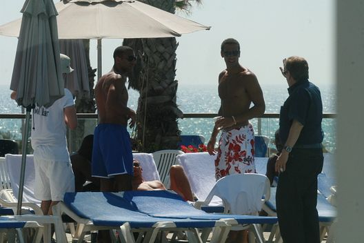 Zahavi oggi segue Nkunku, ma eccolo con Rio Ferdinand nell'estate 2008 (Photo by Elad Dayan/Getty Images) pini-zahavi-ecco-chi-e-lagente-israeliano-che-ha-portato-nkunku-al-milan