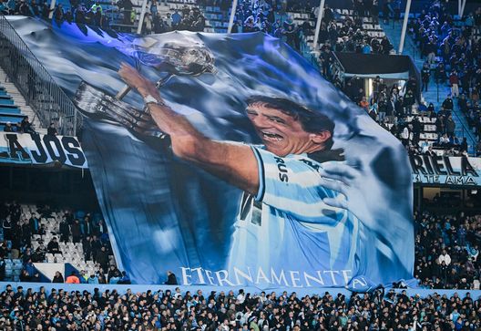 L'enorme coreografia dei tifosi del Racing per l'allenatore Gustavo Costas (Photo by Marcelo Endelli/Getty Images) Argentina, un’insolita sanzione per Gustavo Costas, allenatore del Racing Club- immagine 2