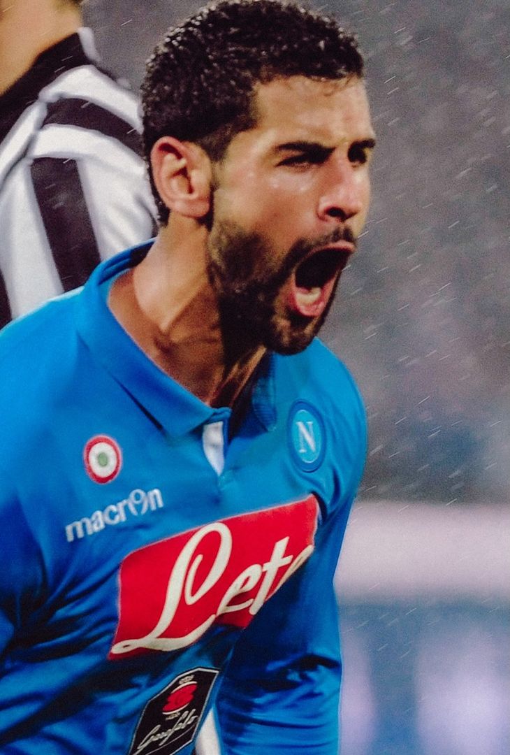 Poco più di 24 ore separano Napoli-Juventus dal suo fischio d'inizio. Valevole per la 14ª giornata di Serie A, la gara andrà in scena domani, domenica 7 dicembre, alle 20:45. Nel frattempo, per smorzare l'attesa, l'account Instagram della società partenopea ha pubblicato un post composto da sedici fotografie, una per ogni battaglia (fatta eccezione per la _'manita'_ del febbraio 2023) che ha avuto per protagoniste, sotto i riflettori dello Stadio Diego Armando Maradona (chiamato San Paolo fino al novembre 2020), la compagine azzurra e quella bianconera. Un viaggio che va a ritroso: dalla stagione 2024/25 allo scontro più recente, ovvero quello dell'annata 2010/11.