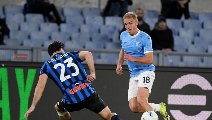 ROME, ITALY - FEBRUARY 14: Gustav Isaksen of SS Lazio competes for the ball with Sead Kolasinac of Atalanta BC during the Serie A match between SS Lazio and Atalanta BC at Stadio Olimpico on February 14, 2026 in Rome, Italy. (Photo by Marco Rosi - SS Lazio/Getty Images) Lazio-Atalanta, serve una scossa di Isaksen: il punto sul momento del danese - immagine 1