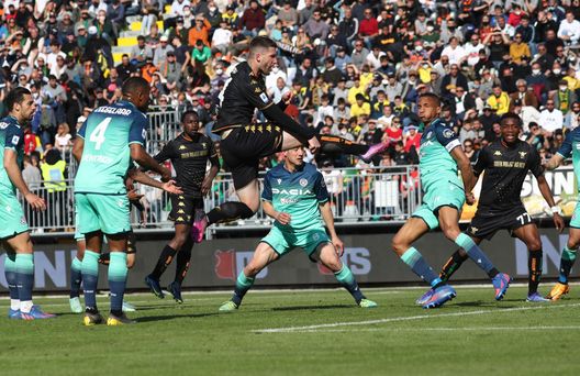 VENICE, ITALY - APRIL 10: Thomas Henry, calciatore del Venezia segna il gol del pareggio durante la partita di Serie A tra Venezia FC e Udinese Calcio il 10 aprile 2022 a Venezia, Italia. (Photo by Maurizio Lagana/Getty Images) Thomas Henry contro un tifoso: “Parlami fuori dal campo”, poi arrivano le scuse- immagine 2