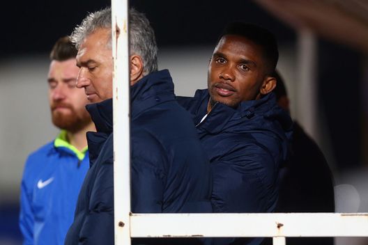 ANTALYA, TURCHIA - 7 GENNAIO: Samuel Eto'o dell'Antalyaspor osserva la partita amichevole tra VfB Stuttgart e Antalyaspor all'Akdeniz Universitesi il 7 gennaio 2016 ad Antalya, Turchia. (Foto di Alex Grimm/Bongarts/Getty Images) Calciomercato turco