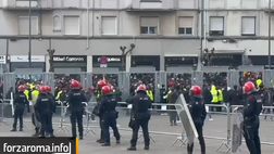 VIDEO – Athletic-Roma, la polizia carica i tifosi giallorossi: scontri a Bilbao