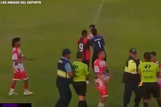 Follia in Coppa del Perù: l’arbitro colpisce con un calcio un membro dello staff- immagine 4