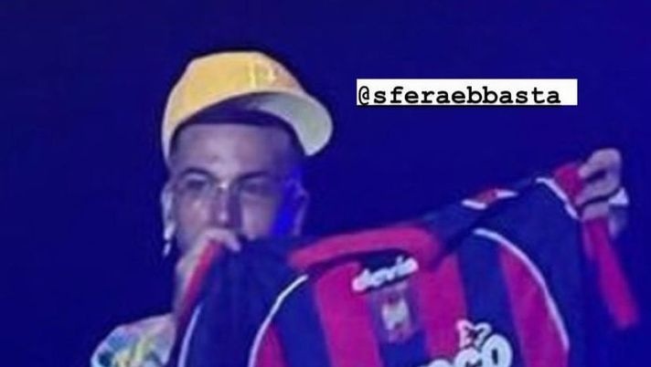 Crotone, Sfera Ebbasta mostra maglia in concerto. Il club: “Un supertifoso in più” - immagine 1