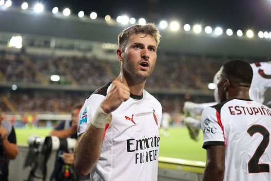 LECCE, ITALIA - AGOSTO 29: Santiago Gimenez dell'AC Milan festeggia la vittoria contro il Lecce, allo Stadio Via del Mare. (Foto di Claudio Villa/AC Milan via Getty Images) Atalanta-Milan, chi avrà più forza di reazione? Il pronostico DDD- immagine 3