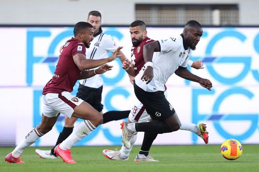 LA SPEZIA, ITALY - NOVEMBER 06: Mbala Nzola of Spezia Calcio in action during the Serie A match between Spezia Calcio v Torino FC at Stadio Alberto Picco on November 6, 2021 in La Spezia, Italy. (Photo by Gabriele Maltinti/Getty Images) Torino-Spezia: granata motivati a far bene e in cerca della vittoria in casa- immagine 3