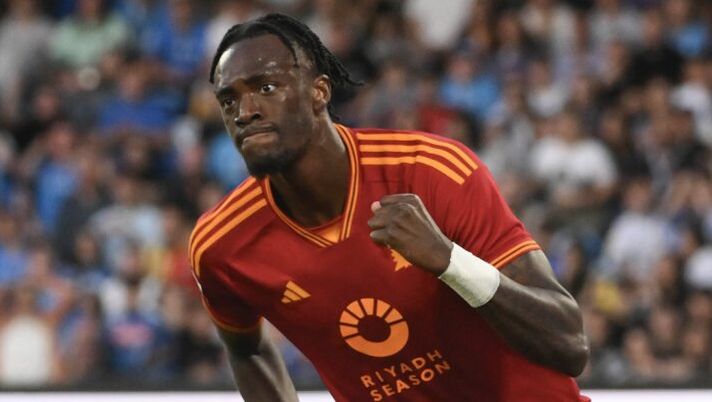 NAPLES, ITALY - APRIL 28: AS Roma player Tammy Abraham celebrates during the Serie A TIM match between SSC Napoli and AS Roma - Serie A TIM at Stadio Diego Armando Maradona on April 28, 2024 in Naples, Italy. (Photo by Luciano Rossi/AS Roma via Getty Images) (Photo by Luciano Rossi/AS Roma via Getty Images) Roma, un anno dopo è tornato al gol Abraham: al fanta gestitelo così - immagine 1