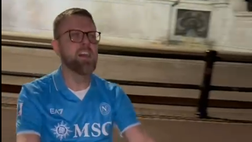 Napoli campione, l’esultanza liberatoria di un tifoso azzurro a Londra