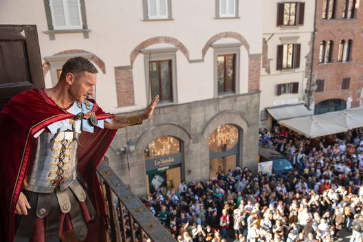Foto Paramount Totti diventa ‘Il Gladiatore’: è show al Lucca Comics. Poi si affaccia dal balcone- immagine 2