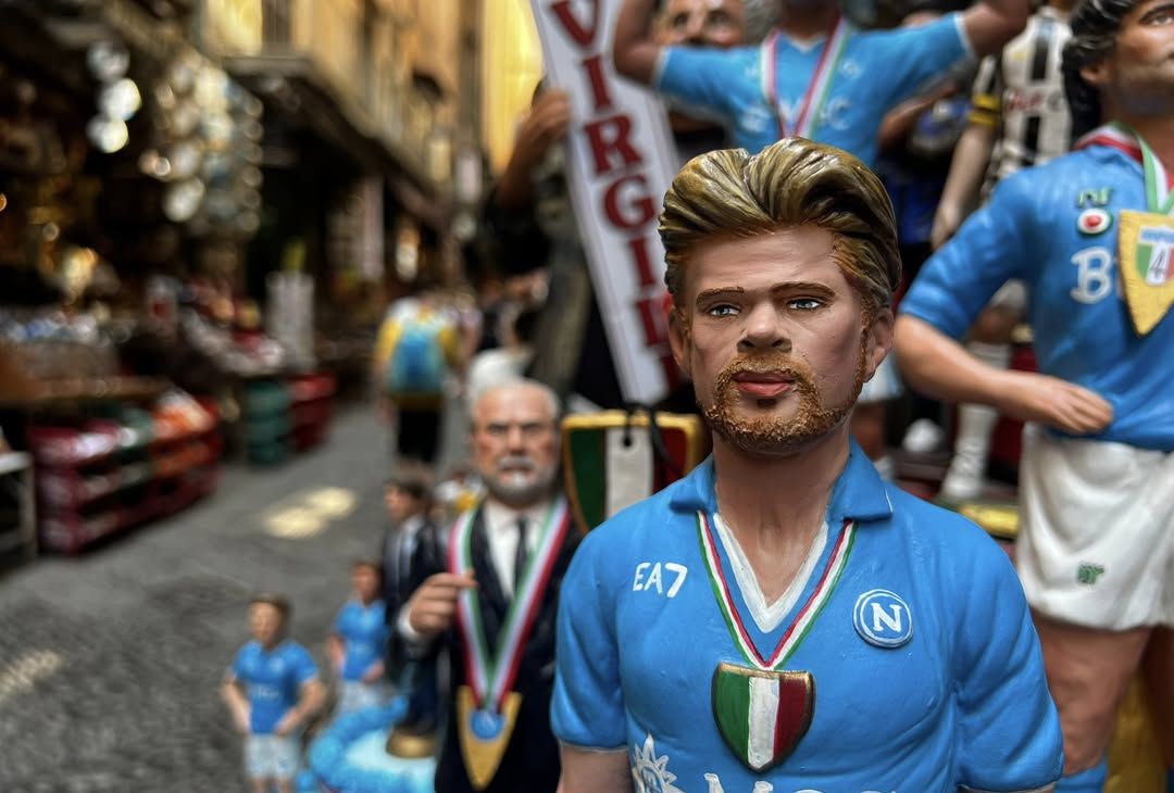 È già De Bruyne mania, arriva la statuina a San Gregorio Armeno – LA FOTOGALLERY - immagine 5