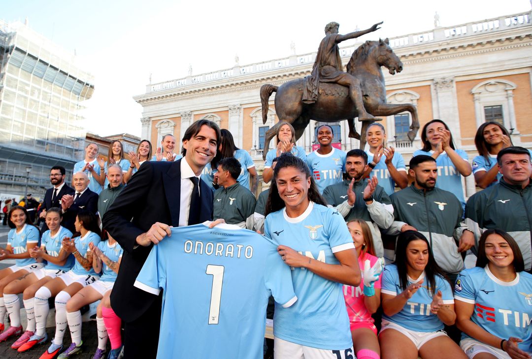 WOMEN | Lazio, foto di squadra al Campidoglio: c’è anche Onorato – GALLERY - immagine 20