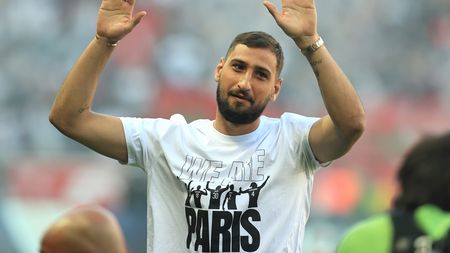 PARIS, FRANCE - AUGUST 14: Gianluigi Donnarumma of Paris Saint Germain acknowledges the fans as he is introduced to the fans prior to the Ligue 1 Uber Eats match between Paris Saint Germain and Strasbourg at Parc des Princes on August 14, 2021 in Paris, France. (Photo by David Rogers/Getty Images)